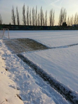 Arbeitseinsatz! Platz vom Schnee befreien!