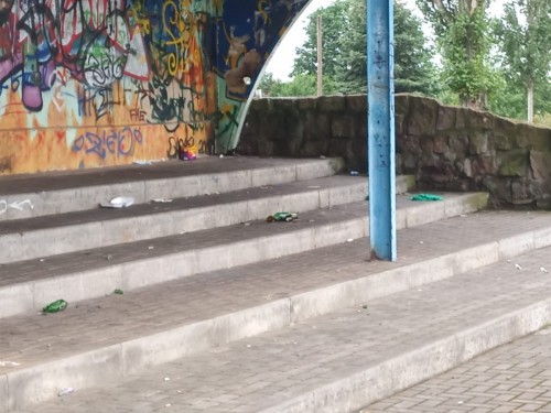 Mal wieder Chaos unter unserer Tribüne!