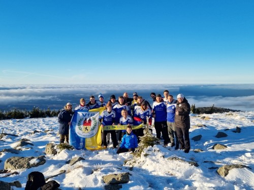 Der Brocken strahlt in blau/gelb !