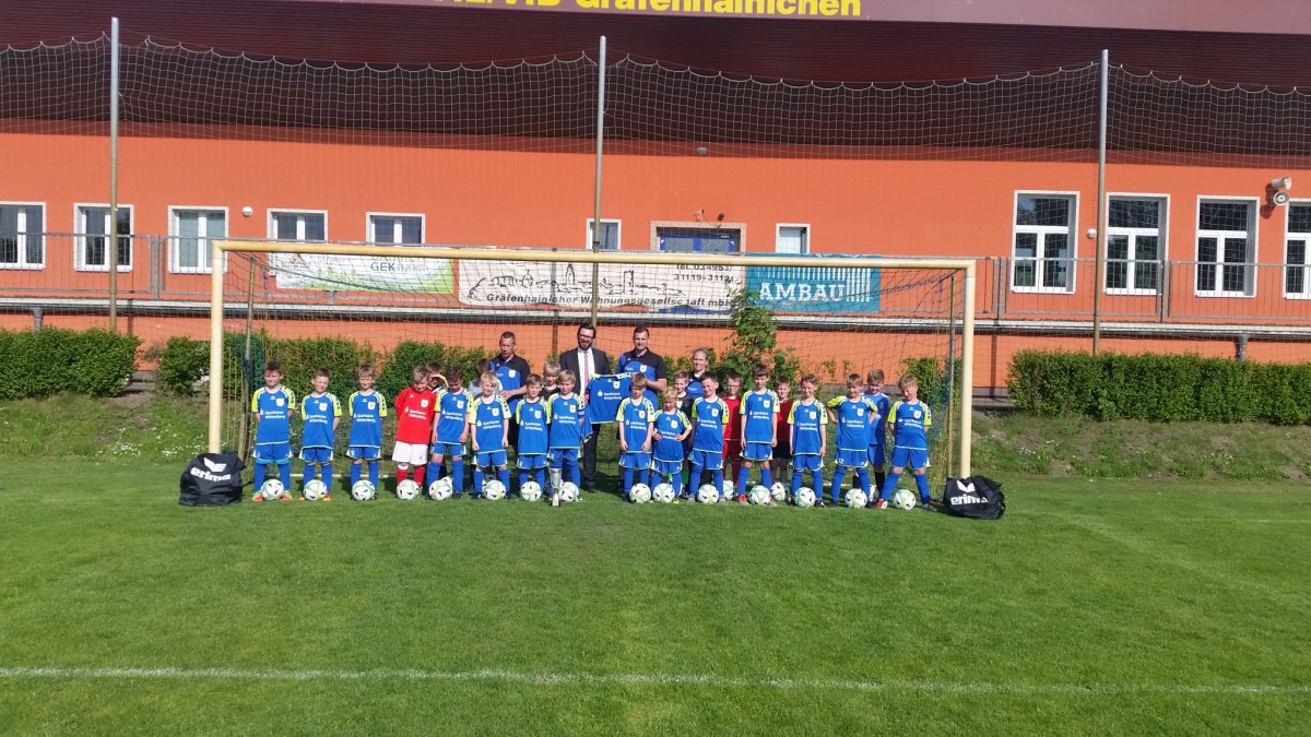 Sparkasse Wittenberg überreicht F-Jugend Trikots und Bälle