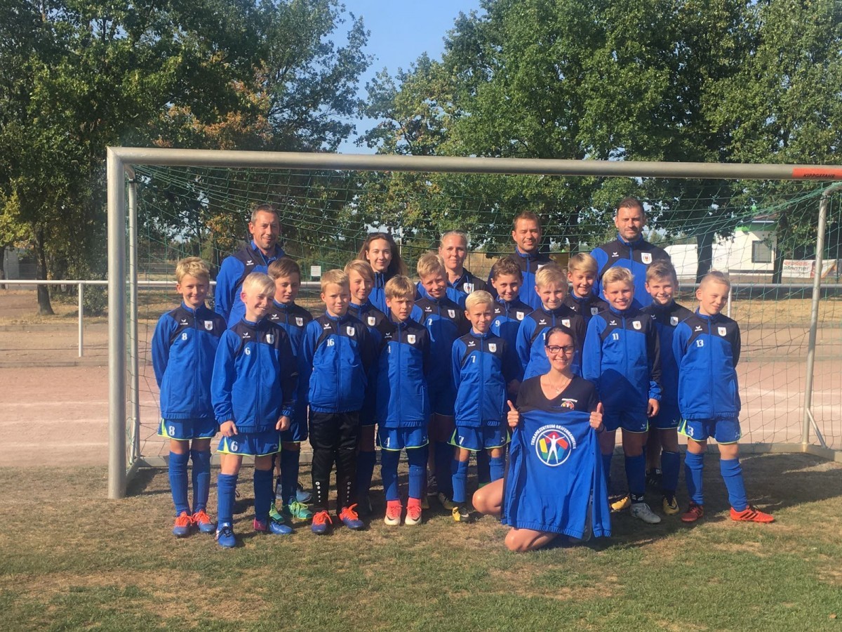 Dankeschön für neue Trainingsjacken sagt E-Jugend!