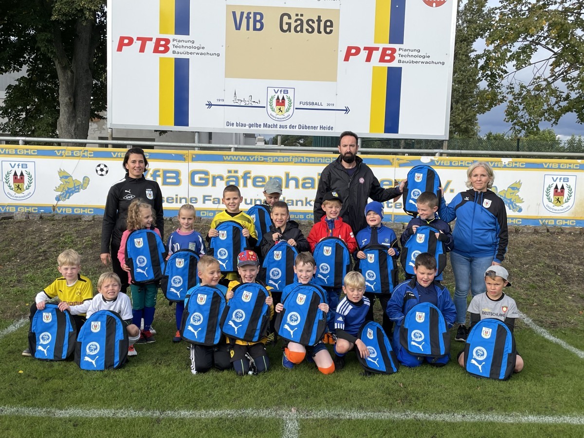 Sponsor Thomas Frauendorf übergibt der F Jugend die lang ersehnten Rücksäcke